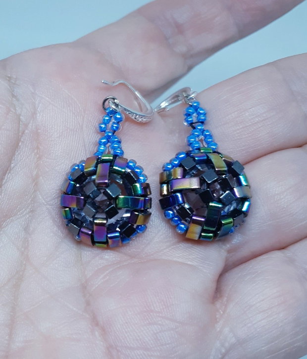Cercei atarnatori mici, din margele cehesti si japoneze bleu si cu irizatii, cu cristale Swarovski translucide