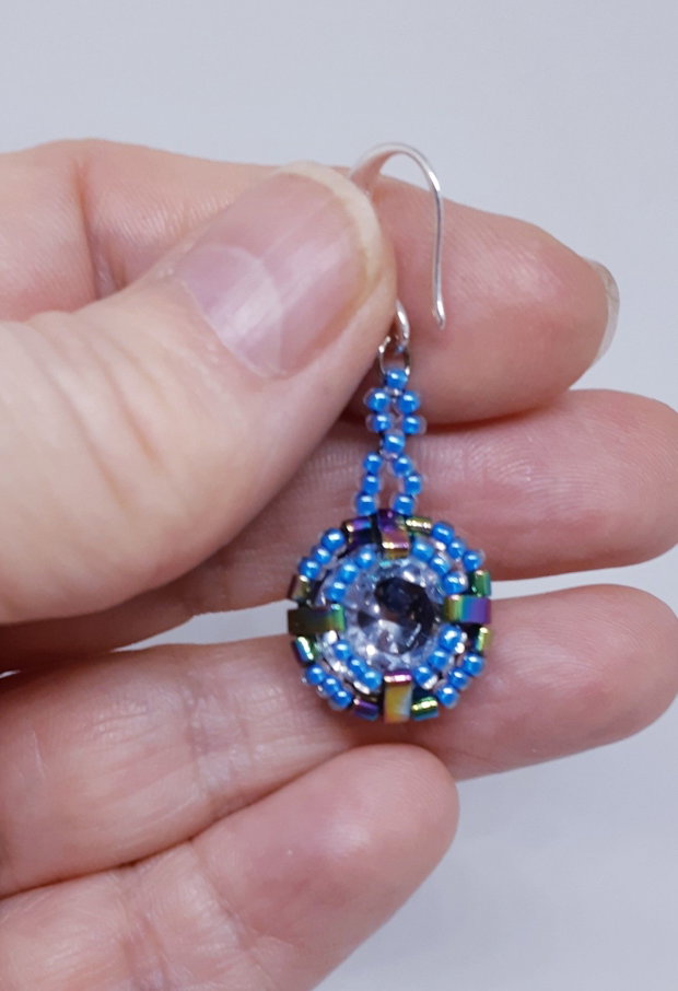 Cercei atarnatori mici, din margele cehesti si japoneze bleu si cu irizatii, cu cristale Swarovski translucide