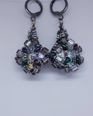 Cercei atarnatori mari, din margele cehesti si japoneze cu irizatii, cu cristale Swarovski translucide