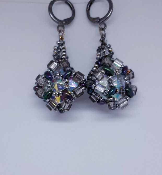 Cercei atarnatori mari, din margele cehesti si japoneze cu irizatii, cu cristale Swarovski translucide