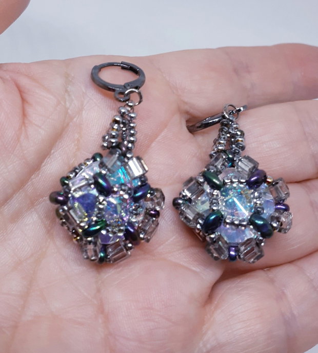 Cercei atarnatori mari, din margele cehesti si japoneze cu irizatii, cu cristale Swarovski translucide