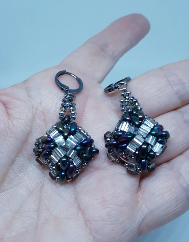 Cercei atarnatori mari, din margele cehesti si japoneze cu irizatii, cu cristale Swarovski translucide