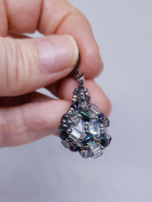 Cercei atarnatori mari, din margele cehesti si japoneze cu irizatii, cu cristale Swarovski translucide