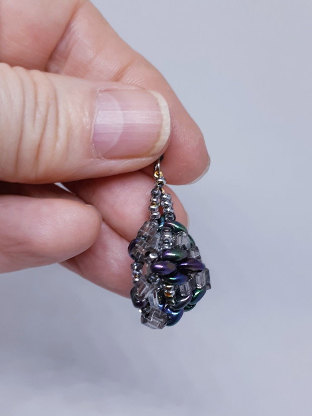 Cercei atarnatori mari, din margele cehesti si japoneze cu irizatii, cu cristale Swarovski translucide