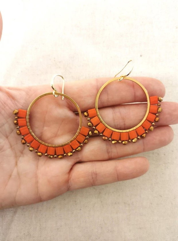 Cercei rotunzi statement cu margele Tila caramizii, cercei boho handmade