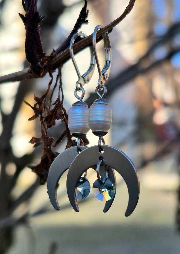 Cercei lungi cu Semilună, perle naturale și Swarovski Elements