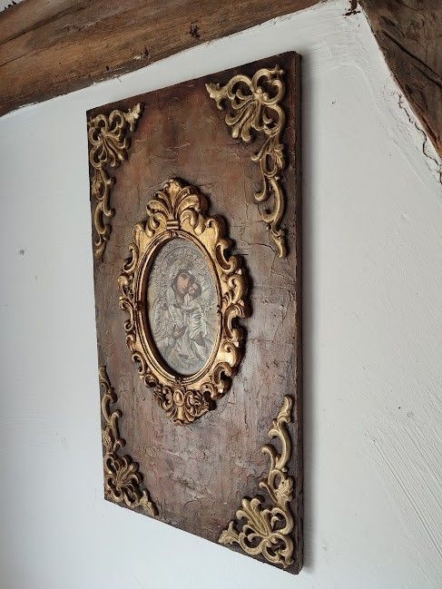 Icoană lucrată manual cu lemn sculptat -O rază de lumină în casă