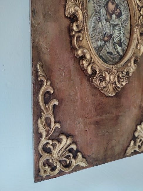 Icoană lucrată manual cu lemn sculptat -O rază de lumină în casă
