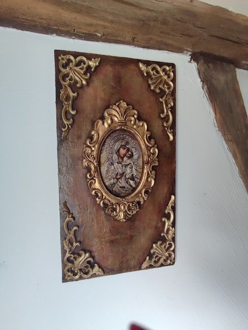 Icoană lucrată manual cu lemn sculptat -O rază de lumină în casă