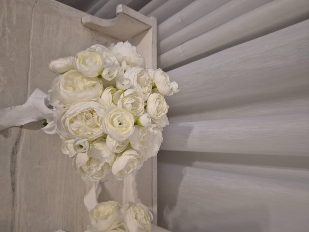 Buchet mireasă alb elegant, trandafiri și ranunculus Legământ Etern