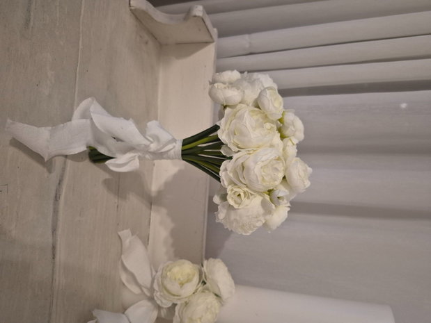 Buchet mireasă alb elegant, trandafiri și ranunculus Legământ Etern