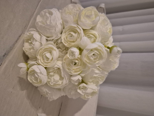 Buchet mireasă alb elegant, trandafiri și ranunculus Legământ Etern