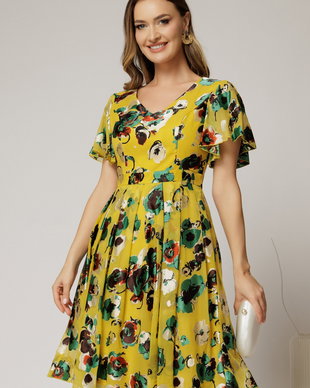 Rochie midi galbena cu imprimeu din voal cu decolteu in V si pliuri pe fusta