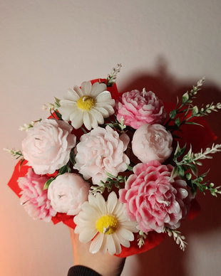 Aranjament floral în cutie cu 9 flori din ceară naturală de cocos