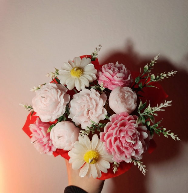 Aranjament floral în cutie cu 9 flori din ceară naturală de cocos