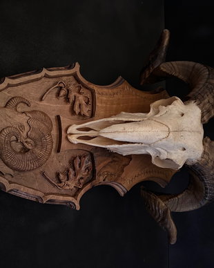 Panoplie sculptată manual