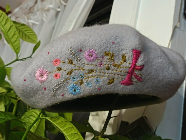Beretă gri cu broderie manuală