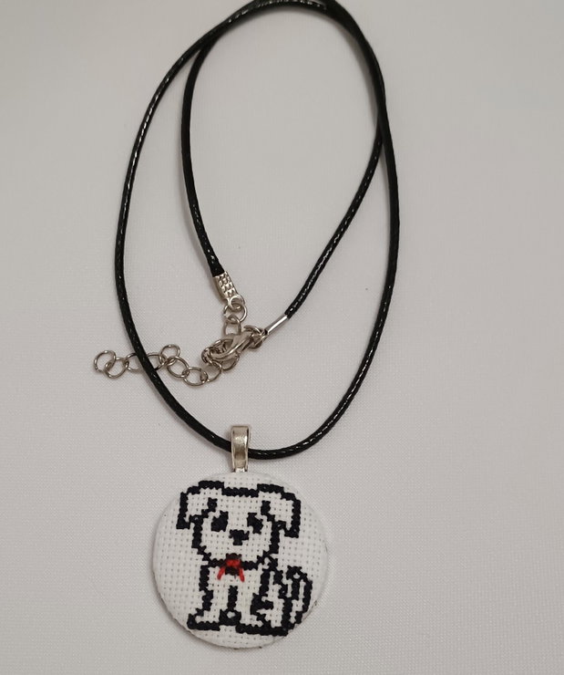 Colier cu broderie manuala