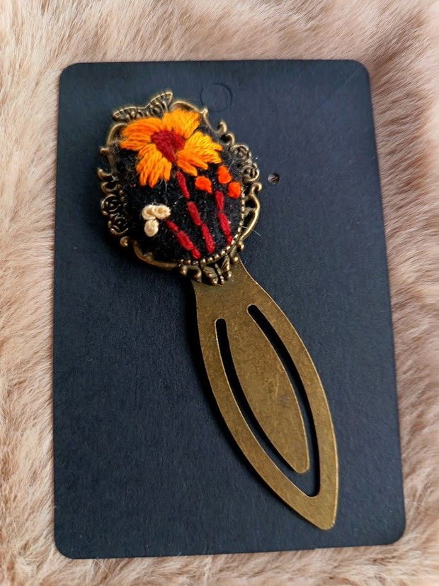Semn de carte cu broderie manuală