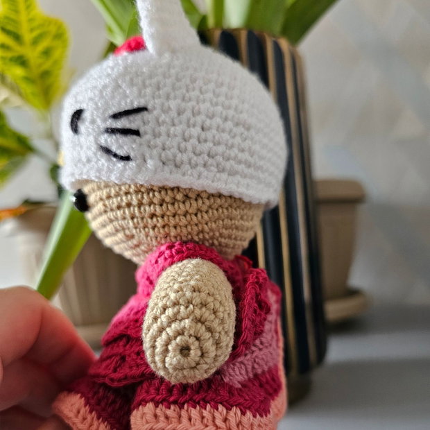 Păpușă  în costum Hello Kitty