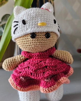 Păpușă  în costum Hello Kitty