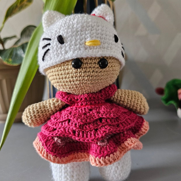 Păpușă  în costum Hello Kitty