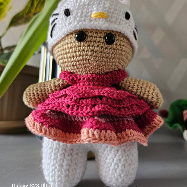 Păpușă  în costum Hello Kitty
