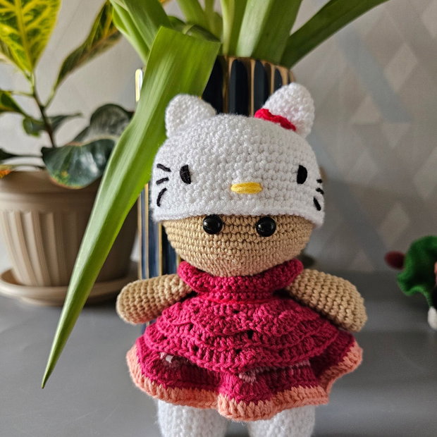 Păpușă  în costum Hello Kitty