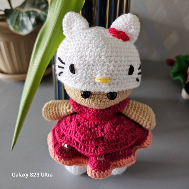 Păpușă  în costum Hello Kitty