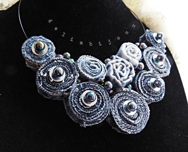 Colier Statement Handmade din Blugi Reciclați și Mărgele Irisate Unicat, Stil Urban-Șic (cod1414)