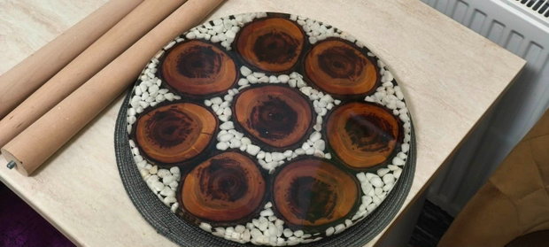 Măsuță de cafea handmade din lemn și rășină
