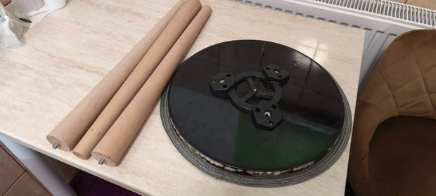 Măsuță de cafea handmade din lemn și rășină