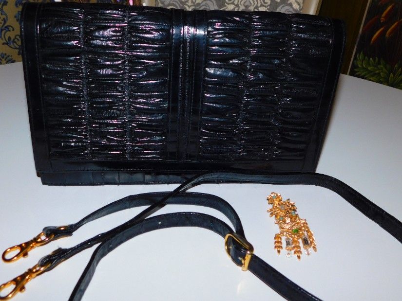 Poseta vintage  piele  sarpe lacuita, deosebita,  brosa vintage   cu turcoaze cadou,