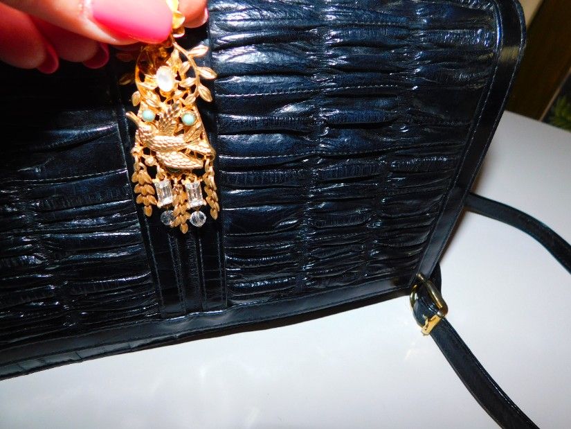 Poseta vintage  piele  sarpe lacuita, deosebita,  brosa vintage   cu turcoaze cadou,