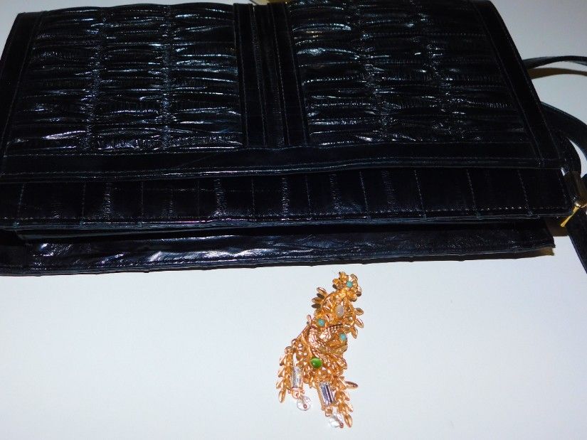 Poseta vintage  piele  sarpe lacuita, deosebita,  brosa vintage   cu turcoaze cadou,