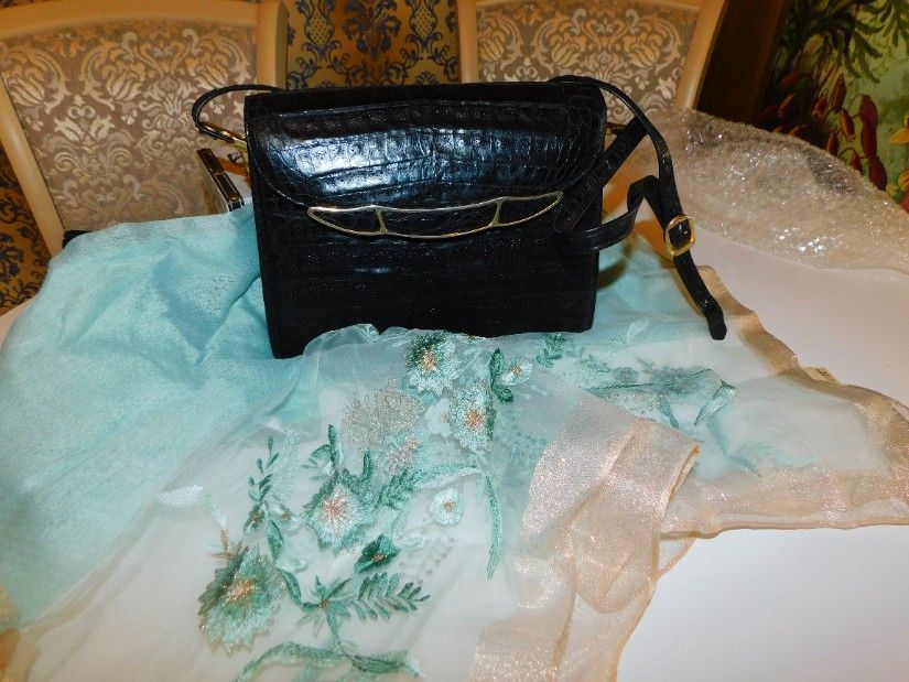 Poseta  vintage piele   crocodil  Spania,  anii 60 - 70,  esarfa noua  brodata, cadou