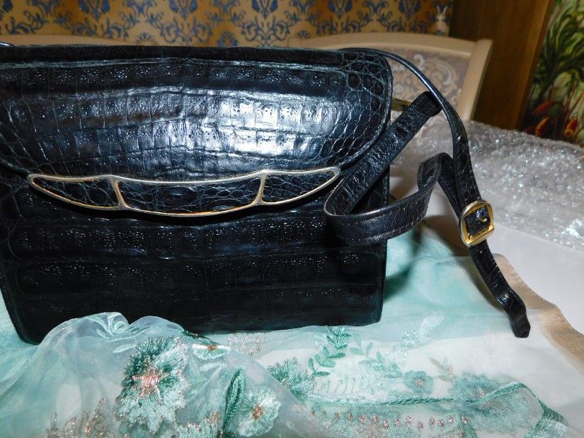 Poseta  vintage piele   crocodil  Spania,  anii 60 - 70,  esarfa noua  brodata, cadou