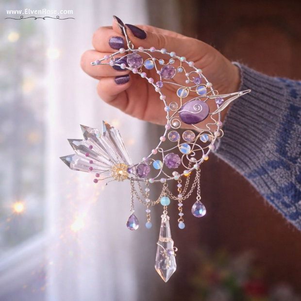 Moonshard Reliquary Suncatcher Semilună cu Ametist și Opalit