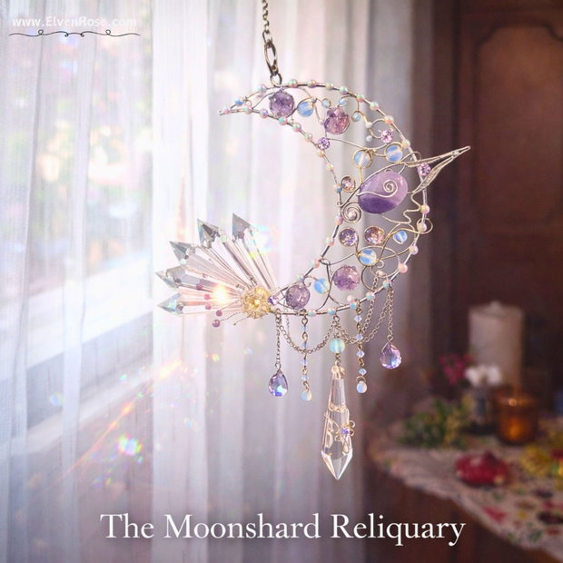 Moonshard Reliquary Suncatcher Semilună cu Ametist și Opalit