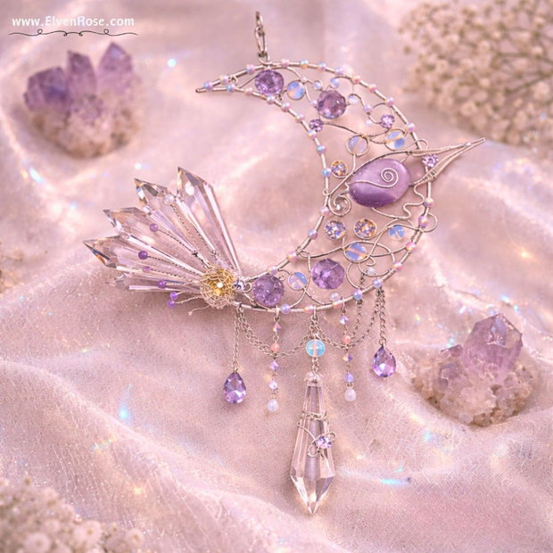 Moonshard Reliquary Suncatcher Semilună cu Ametist și Opalit