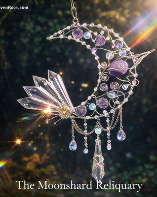 Moonshard Reliquary  Suncatcher Semilună cu Ametist și Opalit
