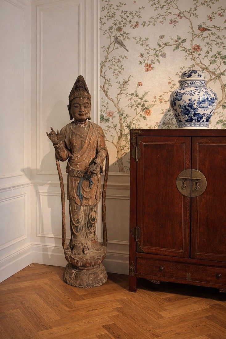 Guanyin-statuetea monumentala din lemn patinat