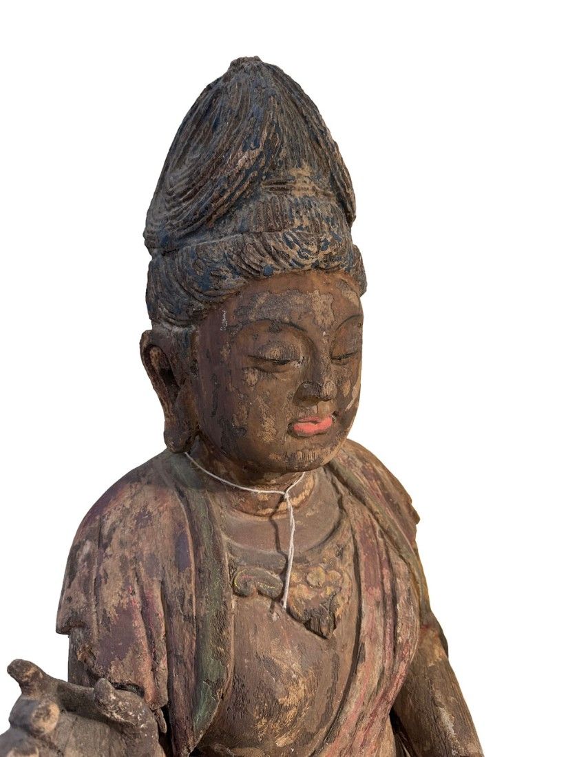 Guanyin-statuetea monumentala din lemn patinat