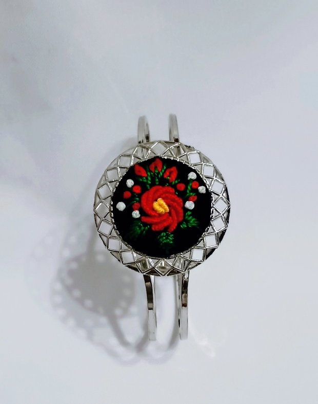 Bratara Bangle cu broderie manuala - trandafiri