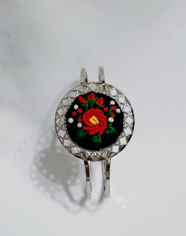 Bratara Bangle cu broderie manuala - trandafiri