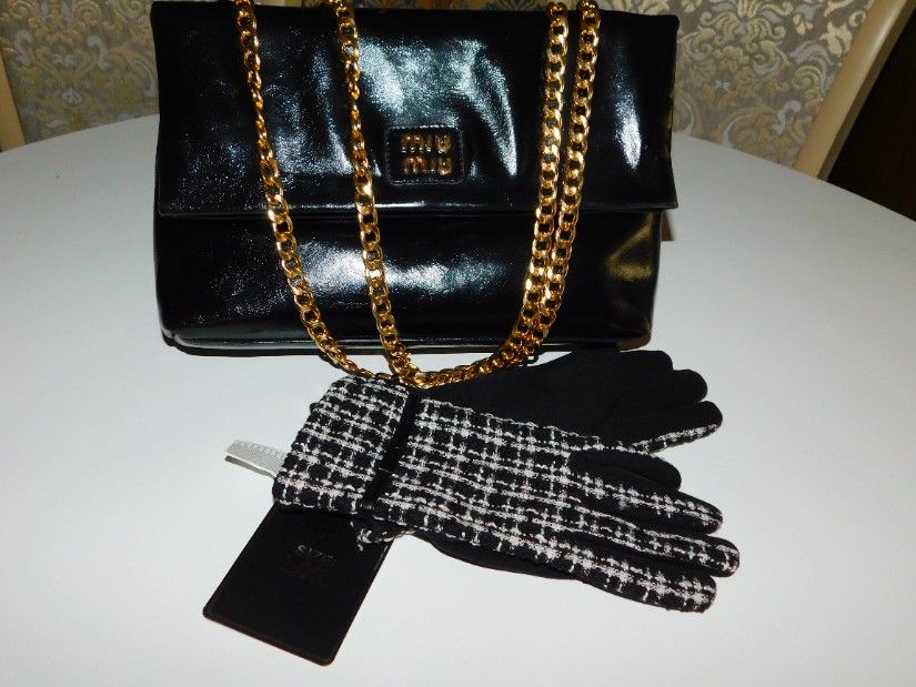 Geanta noua  eleganta , lac , neagra, manusi  noi asortate , cadou