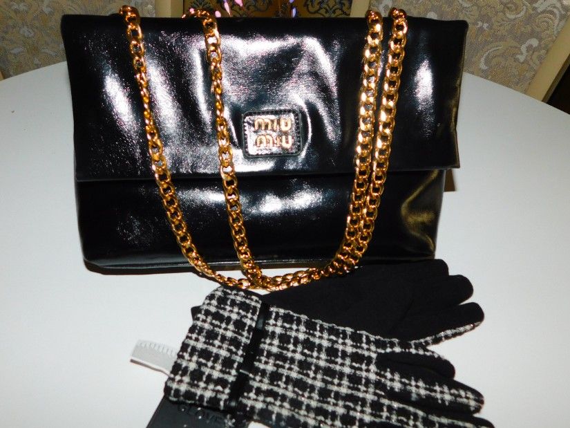 Geanta noua  eleganta , lac , neagra, manusi  noi asortate , cadou