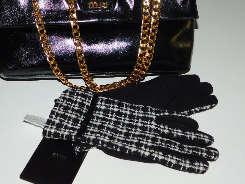 Geanta noua  eleganta , lac , neagra, manusi  noi asortate , cadou