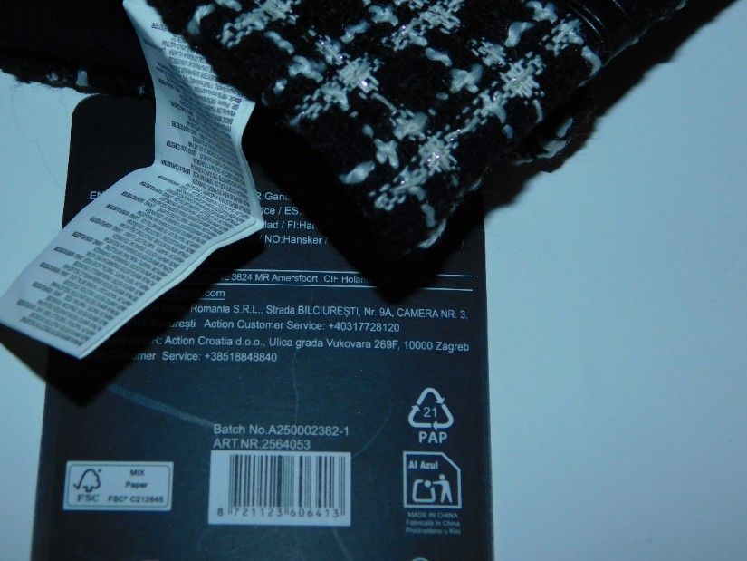 Geanta noua  eleganta , lac , neagra, manusi  noi asortate , cadou