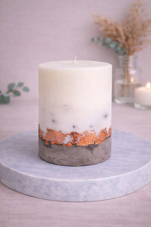 Lumânare decorativă handmade cu bază din beton și foiță de cupru Colecția Ritual